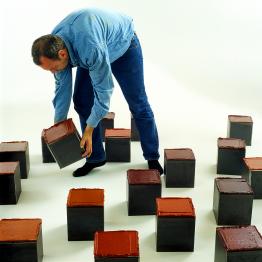 The artist Rene Rietmeyer and his installation boxes "Saarland"